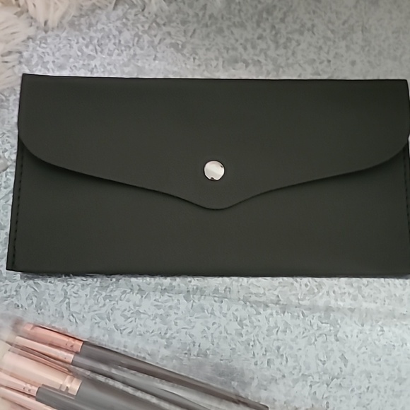 Makeup Brush & Case - Picture 4 of 7